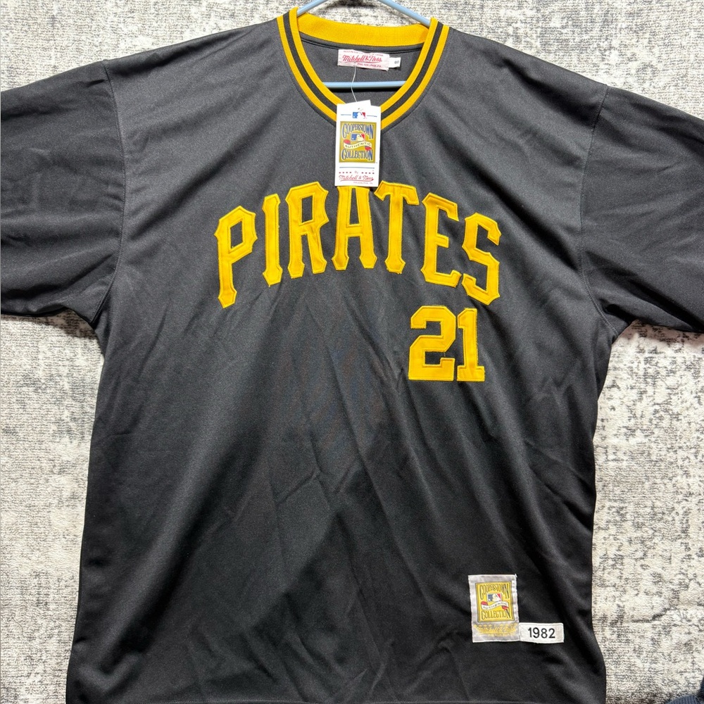 Vintage Cooperstown
Collection Pirates Jersey Roberto Clemente Black 21 size 60